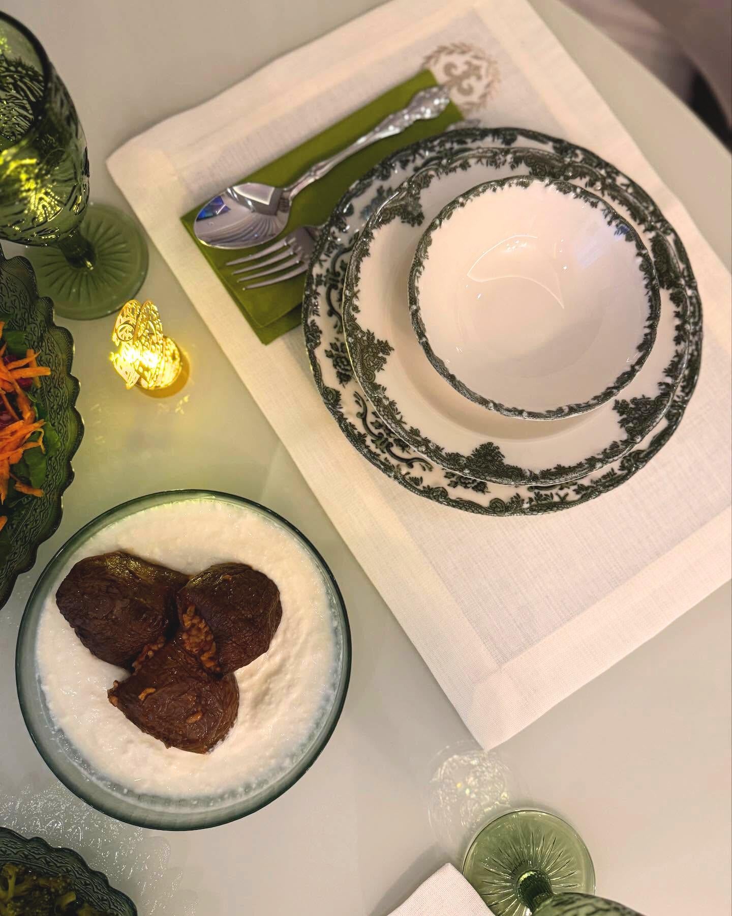 Porcelain Dinnerware Set Antique Green 24-piece | 6 Person Premium Floral Plates & Bowls