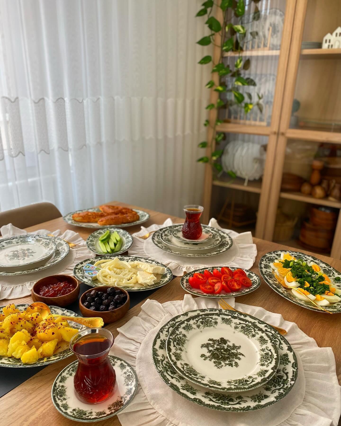 Porcelain Dinnerware Set Antique Green 24-piece | 6 Person Premium Floral Plates & Bowls