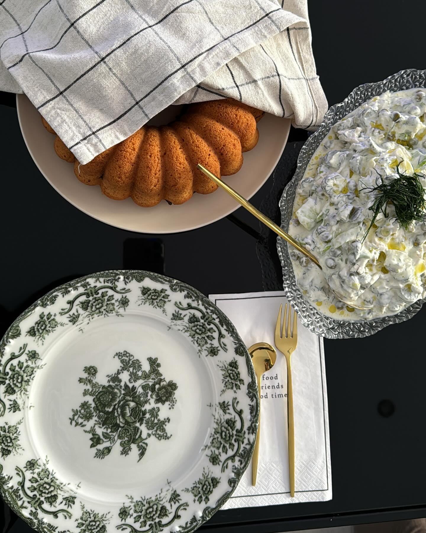 Porcelain Dinnerware Set Antique Green 24-piece | 6 Person Premium Floral Plates & Bowls
